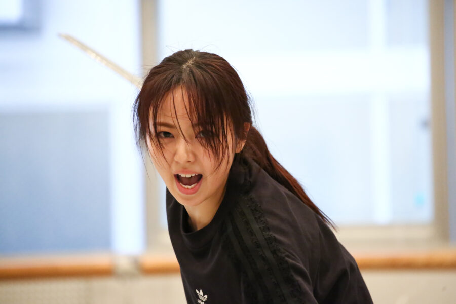 舞台『あずみ 戦国編』の稽古場公開で今泉佑唯が激しい殺陣シーンを披露! TVfan Web テレビファン ウェブ